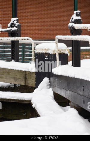 Lock gates on The Oxford Canal at Banbury in Winter, Oxfordshire. Stock Photo