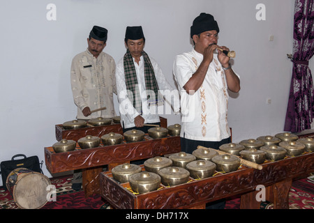 Minangkabau musicians playing traditional talempong instruments, Cupek, West Sumatra Province, Sumatra, Indonesia Stock Photo