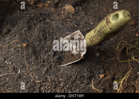 Close up of a shovel stuck into a dirt pile Stock Photo - Alamy