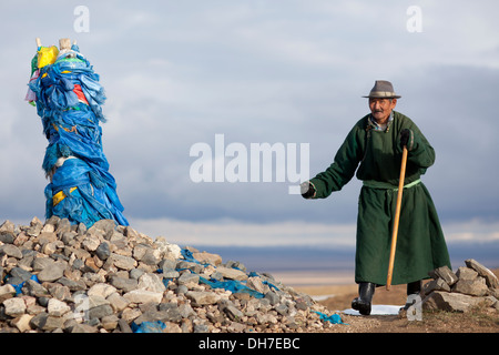 Mongolian shepherd, offering at a shamanistic offering pole, in Mongolia Stock Photo