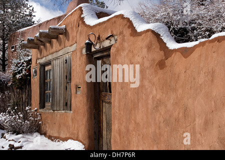 Adobe house covered in snow, Canyon Road, Santa Fe, New Mexico USA Stock Photo