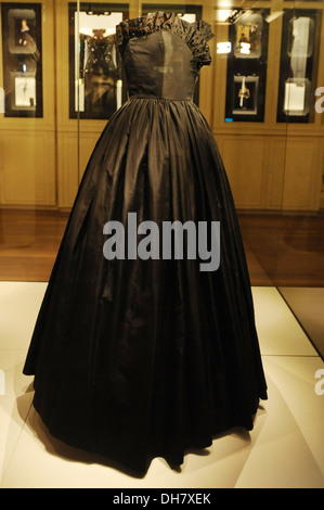 princess diana black engagement dress Black silk taffeta gown by Emanuel worn on Princess Diana first official  engagement in 1981 to Goldsmith's Hall Diana: Glimpses Stock Photo