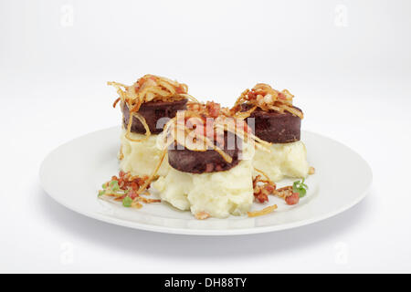 'Himmel und Erde', German for 'heaven and earth', Rhenish name 'Himmel un Aead', traditional Rhenish dish with fried black Stock Photo