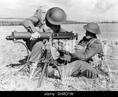 British Army Vickers .303 machine gun on tripod Stock Photo, Royalty ...