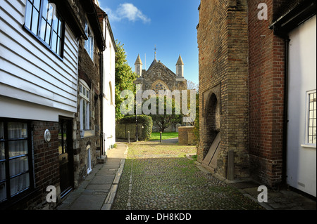 Looking down through old cobbled street to St Marys Church in Rye Stock Photo