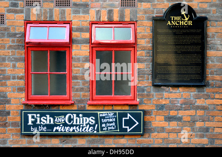 London, England, UK. Anchor Bankside pub, 34 Park St, Southwark, London SE1 9EF. Fish and Chips Stock Photo
