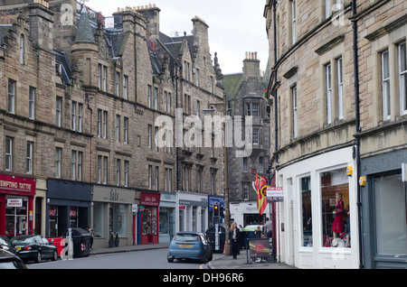 View of shops in Jeffrey Street looking towards Canongate in Edinburgh, Scotland Stock Photo