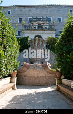 Fontana del Bicchierone - Fountain of the Great Cup, in the shape of huge sea-shell, Villa d'Este, Tivoli, Lazio, Italy Stock Photo