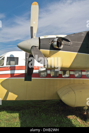 Engine and propeller closeup from retro airplane Stock Photo - Alamy