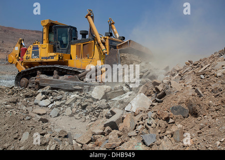 Komatsu D375A Crawler Tractor dozer bulldozer in action, Zambia Stock Photo