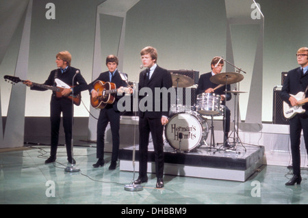 HERMAN'S HERMITS  UK pop group in 1964. From l: Karl Green, Keith Hopwood, Herman Noone, Barry Whitam, Derek Leckenby Stock Photo