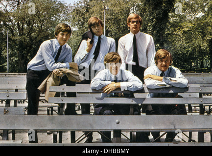 HERMAN'S HERMITS  UK pop group about 1964. From l: Keith Hopwood, Barry Whitwam, Herman Noone, Derek Leckenby, Karl Green Stock Photo