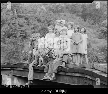 Coal camp children. Dixie Darby Fuel Company, Marne Mine, Lejunior, Harlan County, Kentucky. 541323 Stock Photo