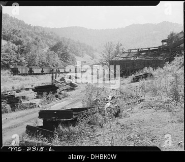 Coal cars below the tipple. Kentucky Straight Creek Coal Company, Belva Mine, abandoned after explosion (in) Dec.... 541241 Stock Photo