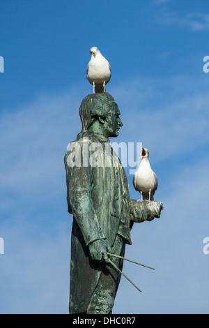 Captain Cook memorial statue on West Cliff overlooking town and harbour in Whitby, North Yorkshire, England, UK, Stock Photo