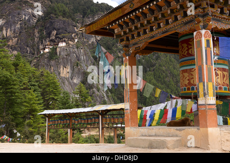 Bhutan, Paro valley, prayer wheels at Taktsang (Tiger's Nest) monastery viewpoint Stock Photo