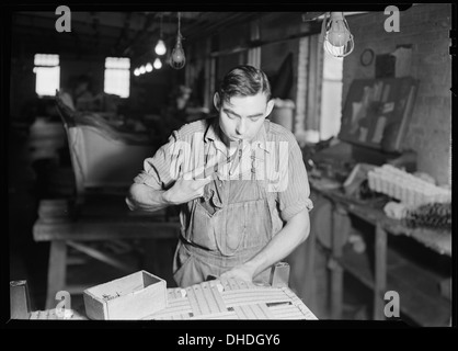 High Point, North Carolina - Upholstering. Tomlinson Chair Manufacturing Co. Apply webbing to the frame - chair 518476 Stock Photo