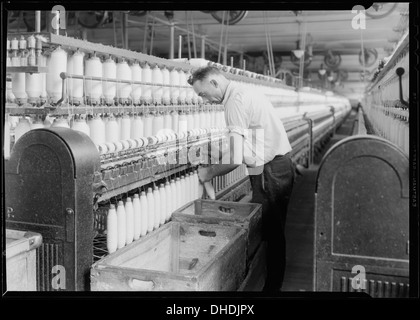 Manchester, New Hampshire - Textiles. Pacific Mills. Spinning, Doffing machine. 518748 Stock Photo