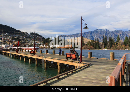 Waterfront boardwalk on Lake Wakatipu with view to Remarkables mountains in Queenstown, Otago, South Island, New Zealand. Stock Photo