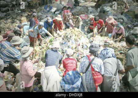 Mae Sot, Tak, Thailand. 7th Nov, 2013. Burmese refugees and garbage collectors at the Mae Sot garbage dump. Tingkaya also known as the City Of Garbage an area roughly the size of a football stadium The poor inhabitants make a living selling recyclable materials like wire, metal, glass, plastic. They heap dwellers survive by eating left-overs and sleep in the same harsh environment which is a breeding ground for bacteria and diseases. Credit:  Rohan Radheya/ZUMA Wire/ZUMAPRESS.com/Alamy Live News Stock Photo