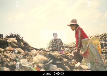 Mae Sot, Tak, Thailand. 7th Nov, 2013. Burmese refugees and garbage collectors at the Mae Sot garbage dump. Tingkaya also known as the City Of Garbage an area roughly the size of a football stadium The poor inhabitants make a living selling recyclable materials like wire, metal, glass, plastic. They heap dwellers survive by eating left-overs and sleep in the same harsh environment which is a breeding ground for bacteria and diseases. Credit:  Rohan Radheya/ZUMA Wire/ZUMAPRESS.com/Alamy Live News Stock Photo