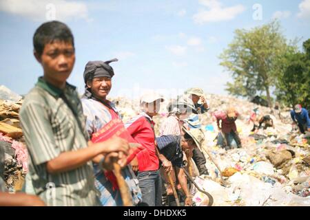 Mae Sot, Tak, Thailand. 7th Nov, 2013. Young Burmese refugees and garbage collectors work at the Mae Sot garbage dump. Tingkaya also known as the City Of Garbage an area roughly the size of a football stadium The poor inhabitants make a living selling recyclable materials like wire, metal, glass, plastic. They heap dwellers survive by eating left-overs and sleep in the same harsh environment which is a breeding ground for bacteria and diseases. Credit:  Rohan Radheya/ZUMA Wire/ZUMAPRESS.com/Alamy Live News Stock Photo