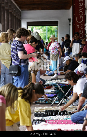 Indian vendors and shoppers, Palace of the Governors (1610), Santa Fe, New Mexico USA Stock Photo