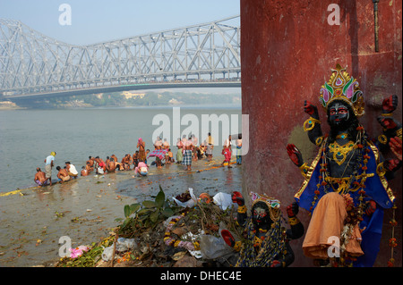 People bathing in the Hooghly River from a ghat near the Howrah Bridge, Kolkata (Calcutta), West Bengal, India, Asia Stock Photo