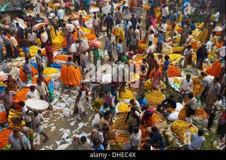 Mullik Ghat flower market, Kolkata (Calcutta), West Bengal, India, Asia Stock Photo