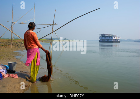 Woman with laundry and sukapha boat on the Hooghly River, part of Ganges River, West Bengal, India, Asia Stock Photo