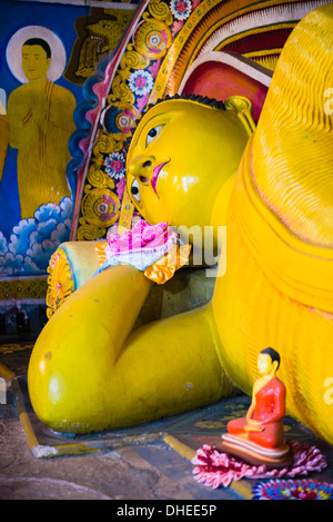 Golden reclining Buddha at Temple of the Tooth (Temple of the Sacred Tooth Relic) in Kandy, UNESCO, Sri Lanka Stock Photo