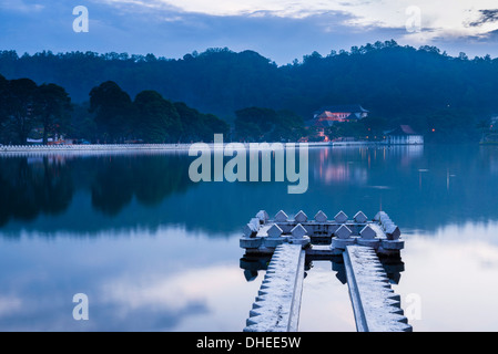 Kandy Lake and the Temple of the Sacred Tooth Relic (Sri Dalada Maligawa) at night, Kandy, UNESCO, Central Province, Sri Lanka Stock Photo