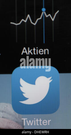 Berlin, Germany. 08th Nov, 2013. (ILLUSTRATION) A twitter app and a share app are displayed on an iPhone in Berlin, Germany, 08 November 2013. Twitter entered the New York stock market on 07 November 2013. The share price rose to 26 dollars at the start. Photo: Joerg Carstensen/dpa/Alamy Live News Stock Photo