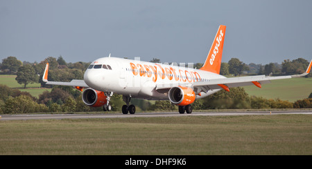 easyJet Airbus a320 G-EZWO landing at London-Luton Airport LTN Stock Photo
