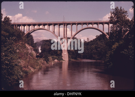 GRACEFUL ARCHES OF THE OHIO HIGHWAY 82 BRIDGE SPAN THE CUYAHOGA RIVER AS SEEN FROM STATION ROAD NEAR CLEVELAND. A. 557959 Stock Photo