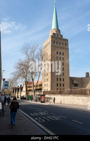 The library tower of Nuffield College, one of the newest colleges at Oxford University, Oxfordshire, England, GB, UK. Stock Photo