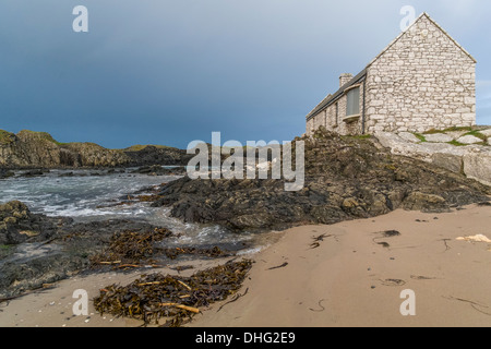 Isolated cafe on the edge of the rocks at Ballintoy Harbour, Co Antrim, Northern Ireland. Stock Photo
