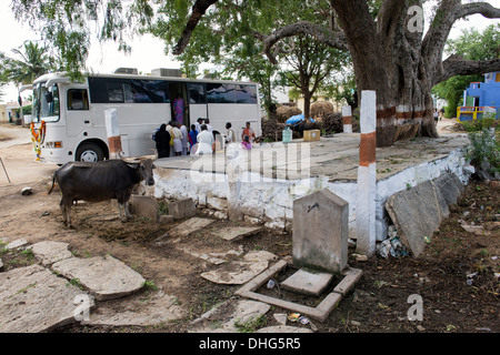 Sathya Sai Baba mobile outreach hospital bus parked at a rural Indian village receiving patients. Andhra Pradesh, India Stock Photo
