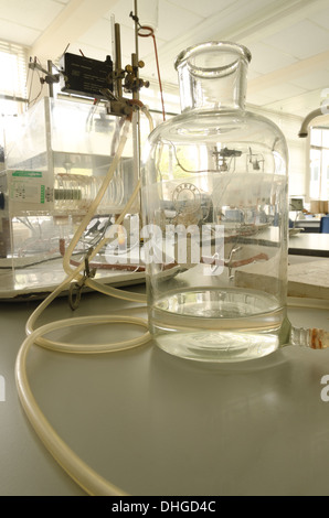 biomedical biology research science laboratory experiment setup to record electrophoresis and muscle cell activity in deep tank Stock Photo