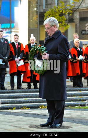 Belfast, Northern Ireland. 10th Nov 2013 - Eamon Gilmore lays a wreath at the Cenotaph at Belfast City Hall in remembrance of those soldiers killed during WW1, WW2 and other wars and conflicts. Credit:  Stephen Barnes/Alamy Live News Stock Photo