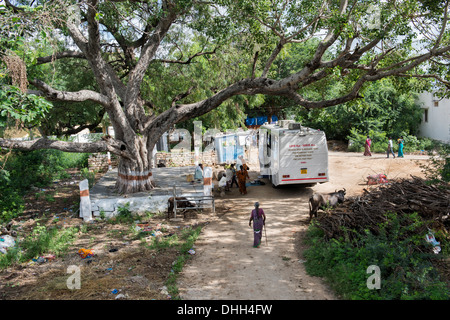 Sathya Sai Baba mobile outreach hospital bus parked at a rural Indian village recieving patients. Andhra Pradesh, India Stock Photo
