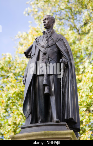 one and a half times life size bronze statue of George VI overlooking the Mall The Queen Mothers memorial Stock Photo