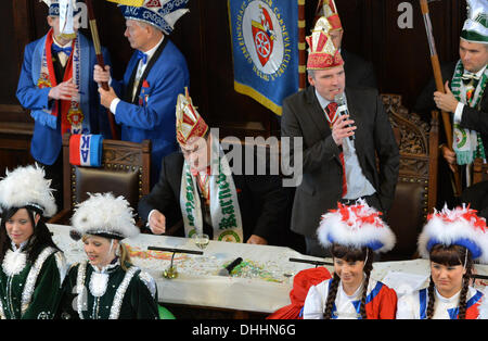 Erfurt, Germany. 11th Nov, 2013. Erfurt's mayor Andreas Bausewein (SPD, 2-R) speaks to carnival revelers during the council session in the townhall in Erfurt, Germany, 11 November 2013. Photo: Marc Tirl/dpa/Alamy Live News Stock Photo