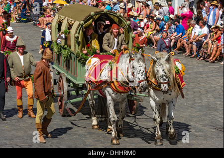 Horse-drawn covered wagon, medieval wedding procession wearing traditional costume to celebrate 'Landshut Wedding 1475' Stock Photo