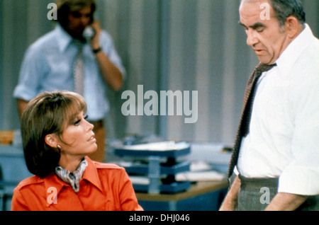 MARY TYLER MOORE SHOW (TV) (1970-1977) EDWARD ASNER, MARY TYLER MOORE,, MTMS 008 MOVIESTORE COLLECTION LTD Stock Photo