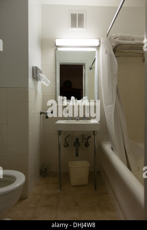 Bathroom, Hotel Pennsylvania, 401 Seventh Ave, New York City, United States of America.