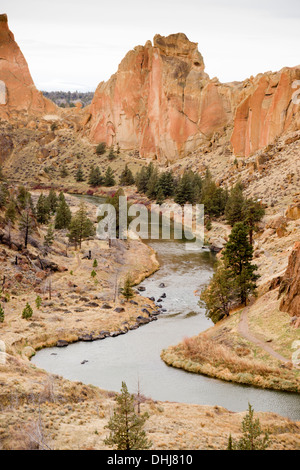 The Crooked River Meanders Through Oregon Landscape around Smith Rock Stock Photo