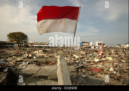 Banda Aceh, INDONESIA, . 3rd Jan, 2005. THE INDONESIAN FLAG FLIES OVER THE DEVASTATION IN BANDA ACEH 03 JANUARY 2004 A WEEK AFTER THE Banda Aceh WAS DEVASTATED BY A MASSIVE TSUNAMI 26 DECEMBER 2004, WHICH WAS TRIGGERED BY A 9.0 EARTHQUAKE OFF INDONESIA'S COAST. © Stephen Shaver/ZUMAPRESS.com/Alamy Live News Stock Photo