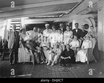 Cruises of the Hamburg America Line, images from aboard. A group image of ladies sitting on woven chairs, behind them men are standing, on deck of an ocean liner (presumably Cleveland), undated photograph (1912/1913). The image was taken by the German photographer Oswald Lübeck, one of the earliest representatives of travel photography and ship photography aboard passenger ships. Photo: Deutsche Fotothek/Oswald Lübeck