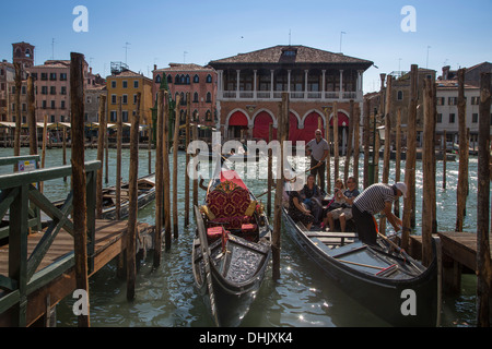 Canal Grande: traghetto crossing and gondola stop, Santa Maria del ...